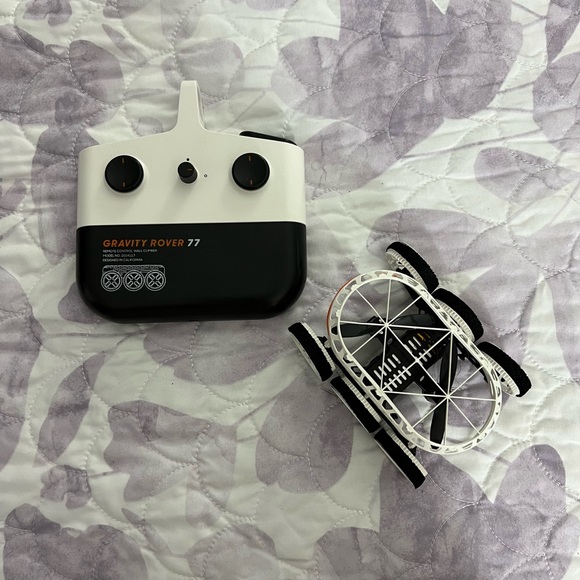 Sharper Image Remote Control Rover Antigravity Floor Wall-Ceiling Crawler - Picture 1 of 3